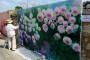 En cette composition florale toute en peinture, Fabienne Monestier met en couleur les premières fleurs de cet été 